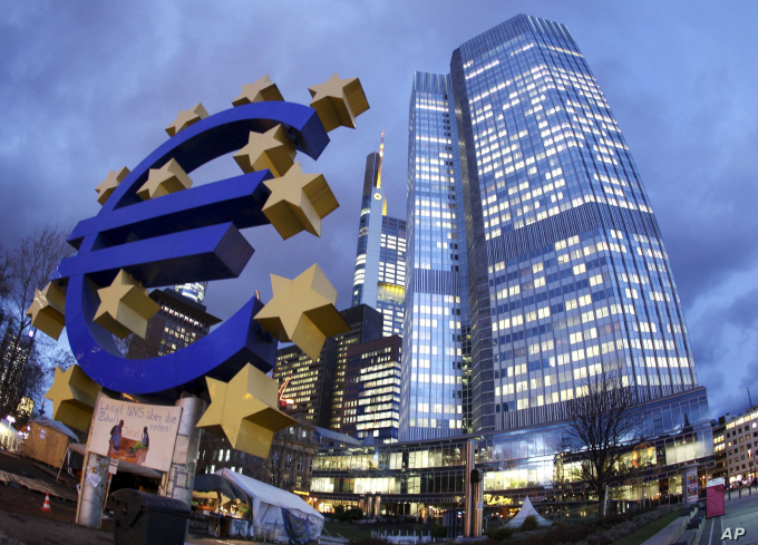 Ngân hàng Trung ương châu Âu (ECB) đã tăng quy mô chương trình mua trái phiếu khẩn cấp lên 1.850 tỷ euro (2.300 tỷ USD) vào tháng 12/2020 và kéo dài qua tháng 3/2022.
