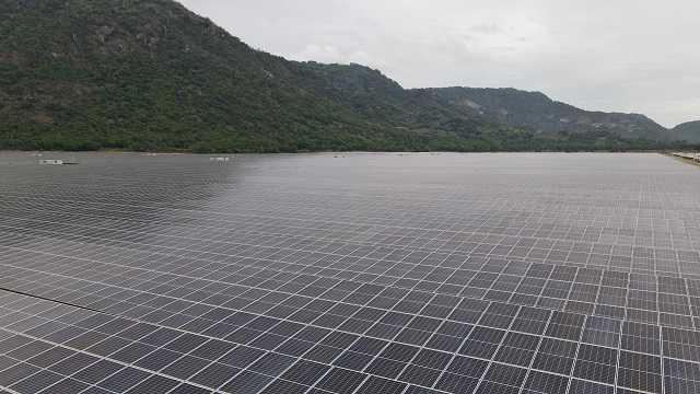 Những tấm pin năng lượng mặt trời của Tập đoàn Sao Mai dưới chân núi Cẩm, huyện Tịnh Biên, tỉnh An Giang.
