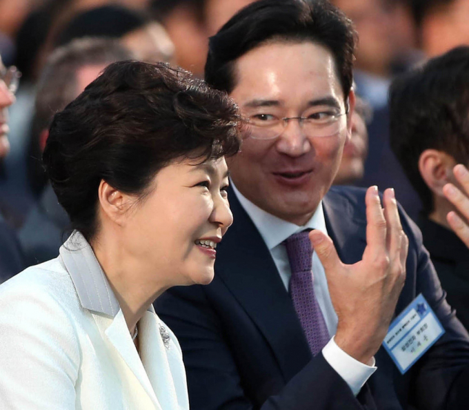 Các công tố viên cáo buộc ông Lee Jae-yong hối lộ cựu tổng thống Park Geun-hye để bà ủng hộ việc ông sáp nhập hai công ty con của tập đoàn Samsung. Ảnh: Korea Times