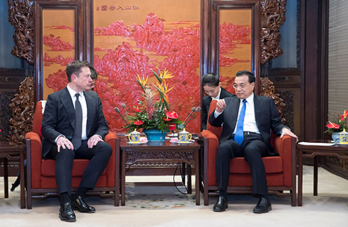 Tỷ phú Elon Musk hội kiến Thủ tướng Lý Khắc Cường trong chuyến thăm Trung Quốc hồi đầu năm 2019. Ảnh: SCMP