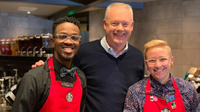 Ông Kevin Johnson (giữa), Tổng giám đốc Starbucks, thăm một cơ sở của tập đoàn ở Mỹ. Ảnh: VOX