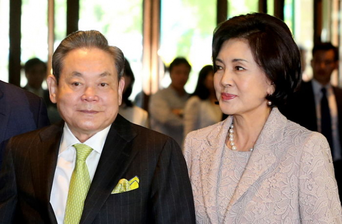 Bà Hong Ra-hee và người chồng đã khuất, ông Lee Kun-hee. Ảnh: Korea Times