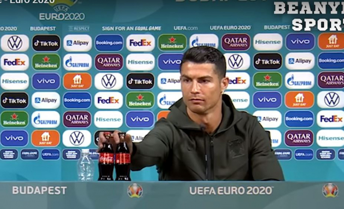 Siêu sao Cristiano Ronaldo bỏ hai chai Coca Cola ra khỏi khung hình máy quay trong cuộc họp báo trước trận đấu giữa đội tuyển Bồ Đào Nha và đội tuyển Hungary. Ảnh: Daily Mail