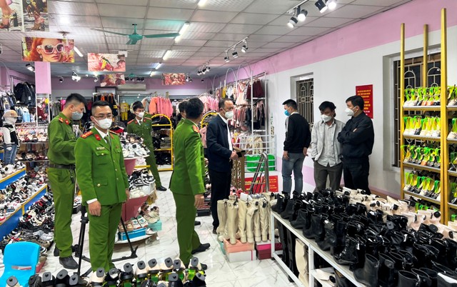 Công an thành phố Thanh Hóa thu giữ toàn bộ hàng hóa gồm quần áo, giày dép, mỹ phẩm của shop Mai Hường.