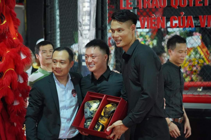 Ông Ngô Đức Quỳnh, Chủ tịch Liên đoàn MMA Việt Nam trao găng tay cho đôi bạn Vy - Hùng.