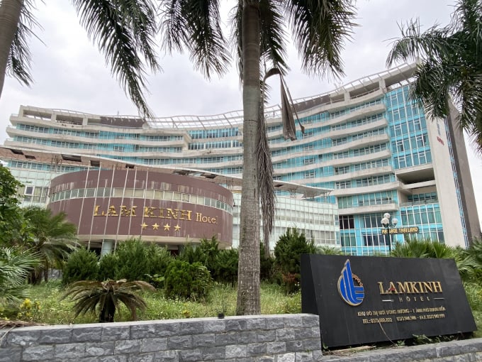 Khách sạn Lam Kinh cao 11 tầng với 4 mặt tiền, nằm tại vị trí đắc địa của TP Thanh Hóa.