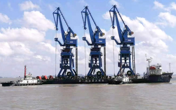Lắp đặt cẩu chân đế tại cảng Long Sơn Bãi Ngọc