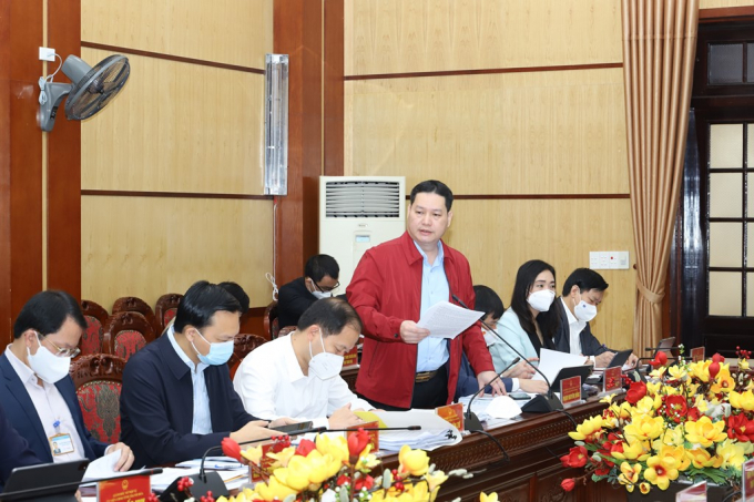 Giám đốc Sở Văn hóa Thể thao và Du lịch Thanh Hoá báo cáo tại phiên họp.