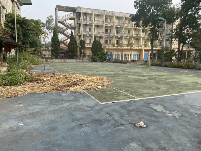 Sân tenis xung quanh cây dại mọc um tùm, rác thải vứt tràn lan.