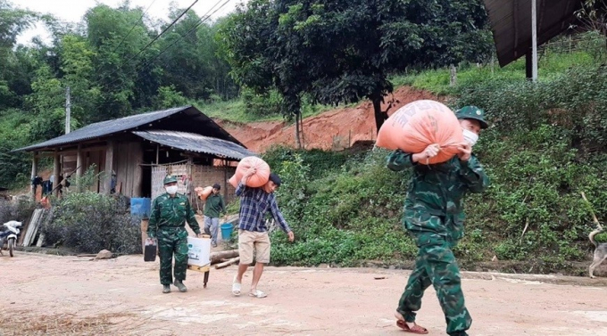 Đồn Biên phòng CKQT Na Mèo giúp dân khắc phục sạt lở đất do mưa lớn.