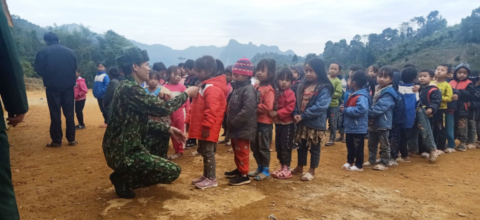 Đồn Biên phòng CKQT Na Mèo đã kêu gọi Công ty dầu khí Thanh Hóa tặng các cháu học sinh Trường Dân tộc bán trú THCS Na Mèo và các cháu học sinh bản Mùa Xuân, Xía Nọi, bản Khà 200 áo ấm.