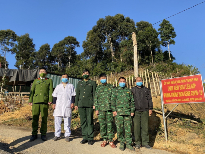 Trung tá Dương Thế Anh - Chính trị viên Đồn Biên phòng CKQT Na Mèo, đến động viên các chiến sỹ Trạm kiểm soát liên hợp phòng chống dịch bệnh Covid-19, Bản Kha Chót, xã Na Mèo, Huyện Quan Sơn, tỉnh Thanh Hoá.