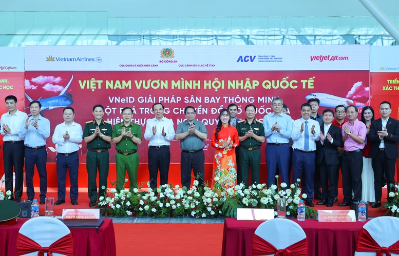 Thủ tướng đề nghị nhân rộng giải pháp lên tàu bay không cần giấy tờ- Ảnh 2.