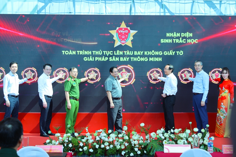 Thủ tướng đề nghị nhân rộng giải pháp lên tàu bay không cần giấy tờ- Ảnh 1.