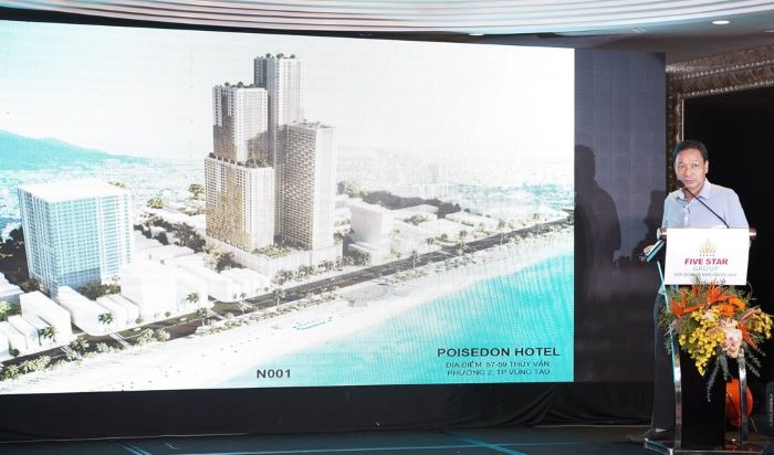 A candidate presents his proposed design for the Five Star Poseidon project. Photo by The Investor/Gia Huy.