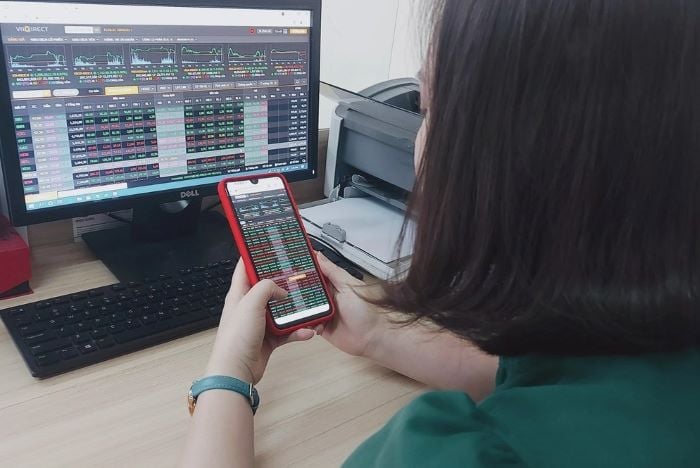 On the HCMC bourse, VCB dragged the market down most as it fell 4%. Photo by The Investor/Trong Hieu.