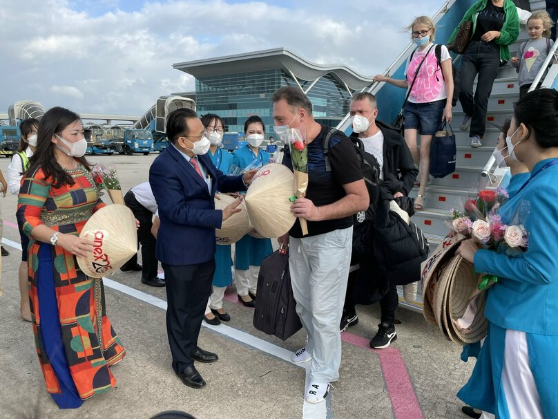 A leader of Khanh Hoa province, south central Vietnam, welcomes Russian tourists to its Nha Trang town. Photo courtesy of the Government Portal.
