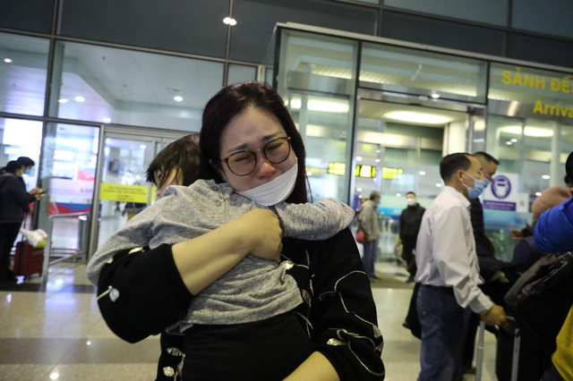 A Vietnamese woman and her child returned to Vietnam on March 10, 2022 after evacuating from Ukraine to Poland. Photo courtersy of the Government Portal.