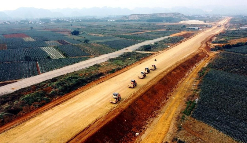 The North-South Expressway is over 2,000 km in length and runs through dozens of cities and provinces from the north to the south of the country.