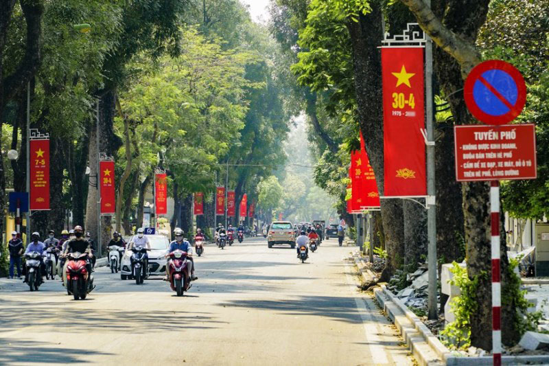 A street in Hanoi with Reunification Day decorations. Photo courtesy of Nhandanonline.