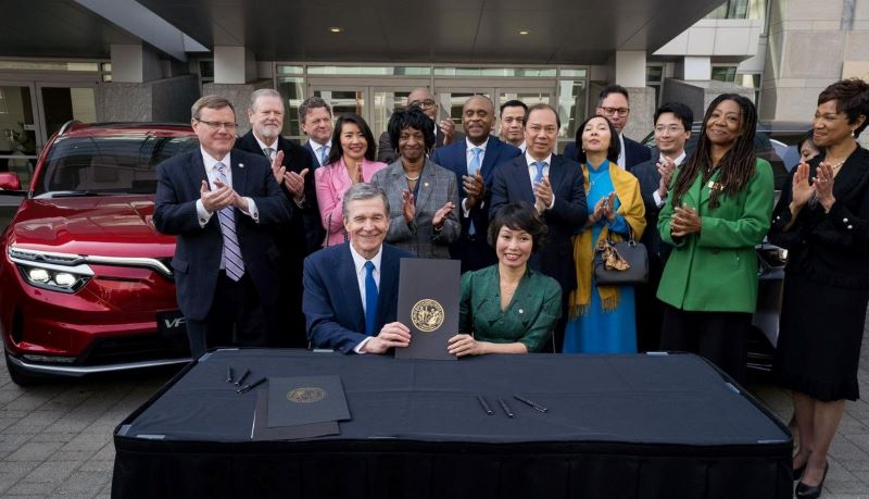 North Carolina Governor Roy Cooper (L) and Vingroup Vice Chair Le Thi Thu Thuy show their signed memorandum of understanding in North Carolina, the US on March 29, 2022. Photo courtesy of VinFast.