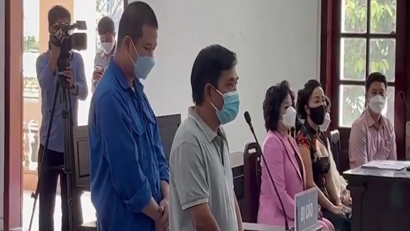 Pham Van Cung (blue shirt) and Nguyen Tuan Si in court. Photo courtesy of VOV Online.