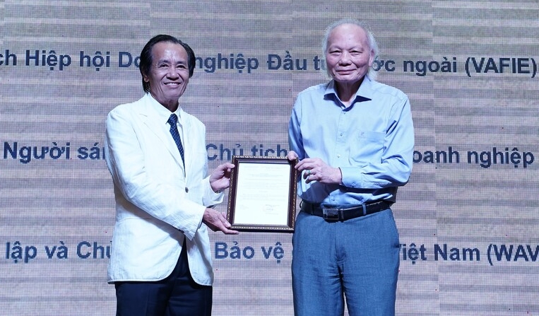 VAFIE Chairman Prof. Nguyen Mai (right) introduces Nguyen Ngoc My as chief of the association's HCMC office on April 16, 2022. Photo by The Investor/Tuong Thuy.
