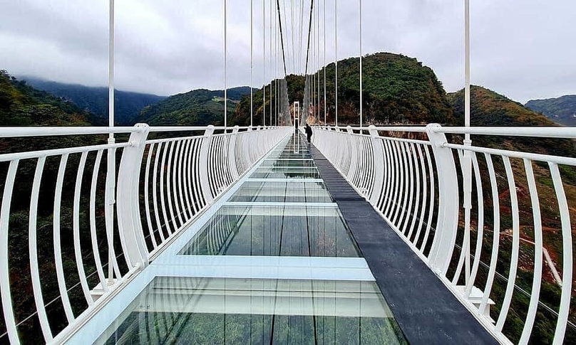 The height between the bridge deck and the ground is about 150 meters. Photo courtesy of the Moc Chau Island Tourist Area.