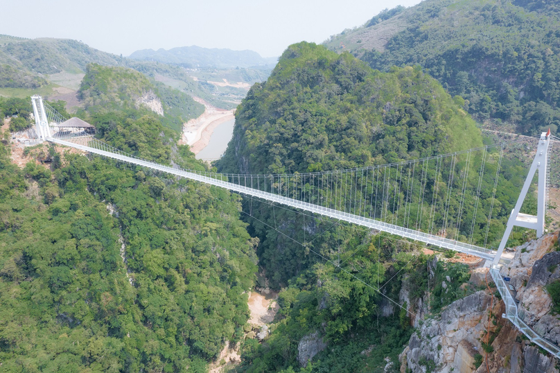 The Bach Long bridge in Son La province, northern Vietnam. Photo courtesy of the Moc Chau Island Tourist Area.