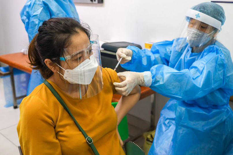 An injection of Covid-19 vaccine in Hanoi. Photo by TheInvestor/Trong Hieu.