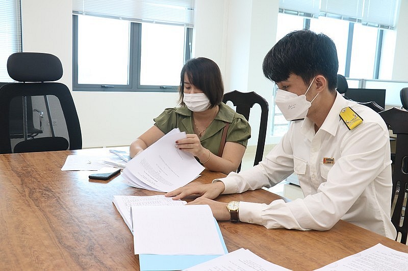 A tax officer (right) in the northern province of Phu Tho and a tax payer. Photo courtesy of the General Department of Taxation' s portal.
