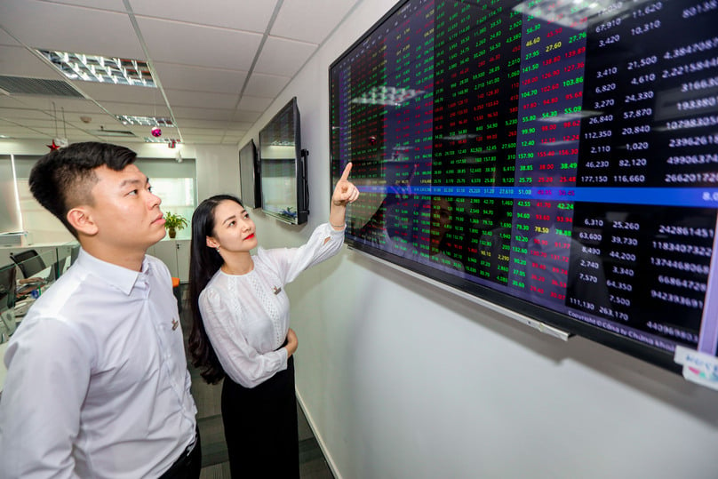 Investors watch stock prices on an electronic board in Hanoi. Photo by The Investor/Trong Hieu. 