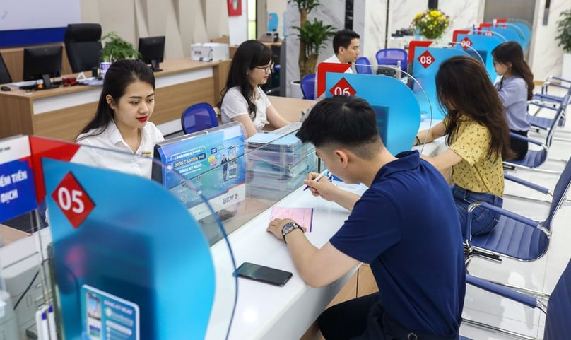 Customers at a BIDV branch. Photo by The Investor/Trong Hieu.