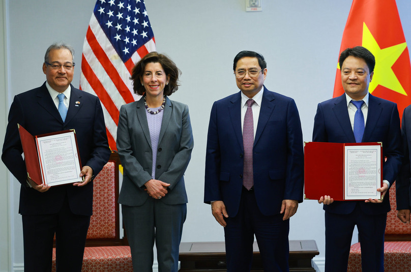 AES Executive Vice President and CEO Bernerd Da Santos (L) and PV Gas President and CEO Hoang Van Quang (R) receive the investment registration certificate with the presence of PM Pham Minh Chinh (2nd, R) and U.S. Secretary of Commerce Gina Raimondo. Photo courtesy of AES. 