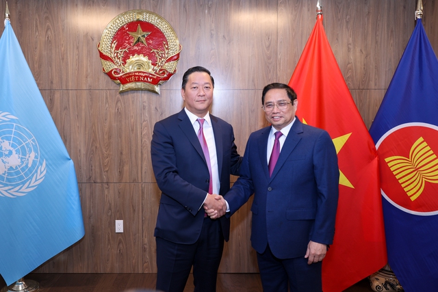 Prime Minister Pham Minh Chinh (R) meets with KKR CEO Joseph Bae in Washington, D.C. on May 16, 2022. Photo courtesy of the Government Portal.