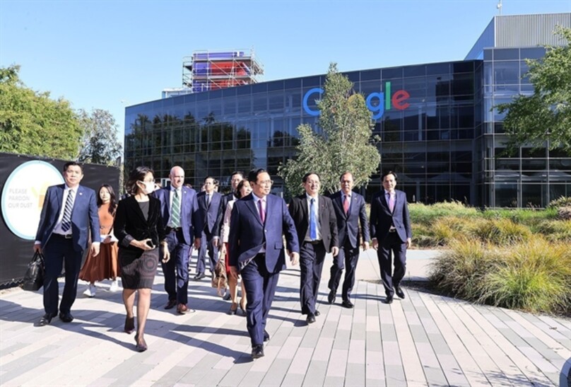 Prime Minister Pham Minh Chinh (front) in his trip to the Google headquarters in the U.S. on May 17, 2022. Photo courtesy of Vietnam News Agency.