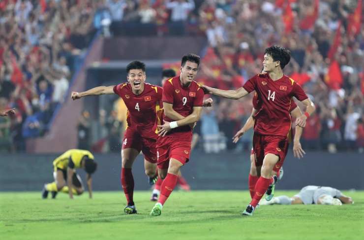 Nguyen Tien Linh (C) celebrates his decisive goal in the Vietnam-Malaysia match on May 19, 2022. Photo courtesy of Thethao247 newspaper. 