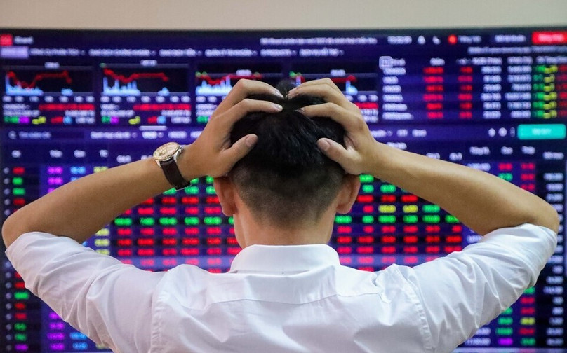 An investor watches changes in stock prices in Vietnam. Photo by The Investor/Trong Hieu. 