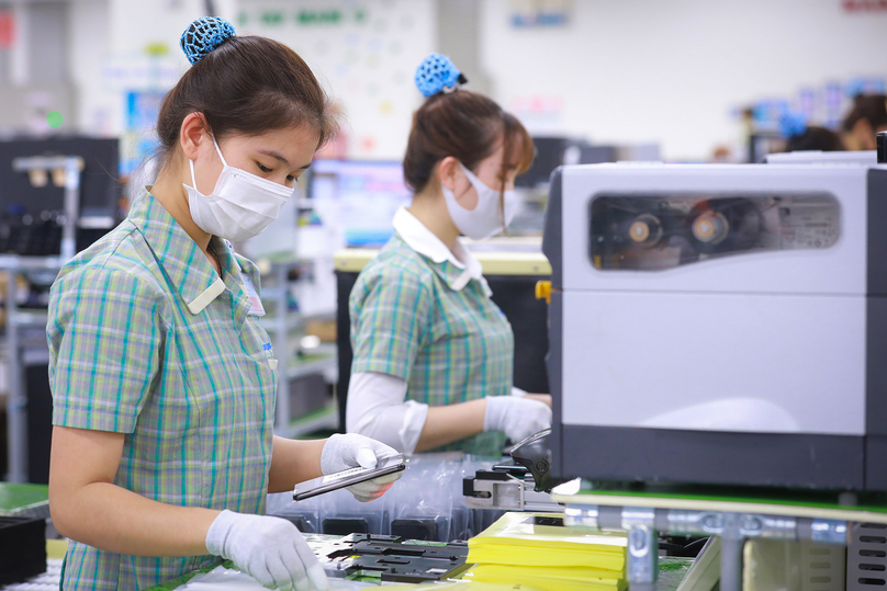 Workers make smartphones at a Samsung factory in northern Vietnam. Photo by The Investor/Trong Hieu.