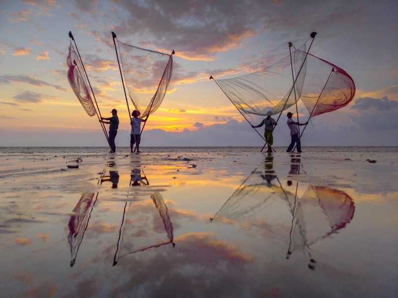 'Tan Thanh sea dawn', taken by Tran Minh Dung.