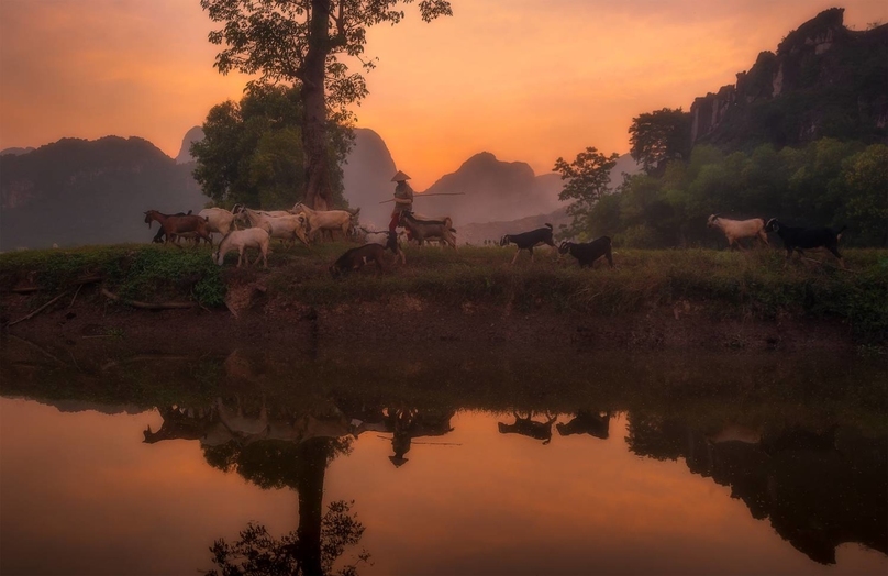 'Sunset in the field of Chau Giang village', taken by Nguyen Gia Bao.