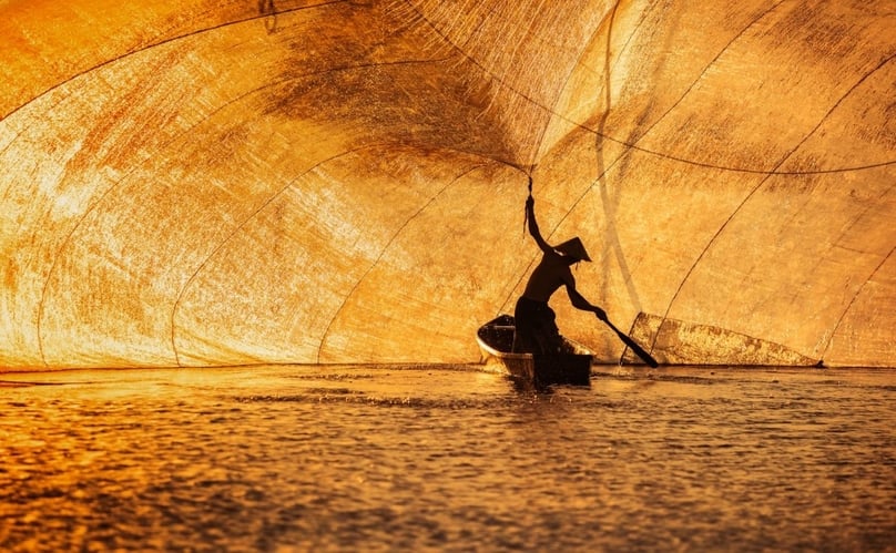 'Fisherman visits fishing nets', a photo by Nguyen Tan Tuan.