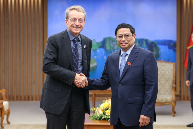 Prime Minister Pham Minh Chinh (R) shakes hands with Intel CEO Patrick Gelsinger at their meeting in Hanoi on May 27, 2022. Photo courtesy of the government’s portal. 