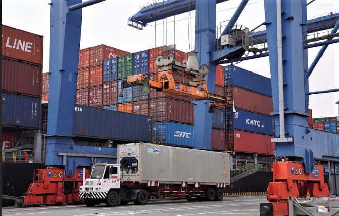 A container is unloaded onto a truck at Cat Lai Port in Ho Chi Minh City, Vietnam’s busiest container port. Photo courtesy of USAID.