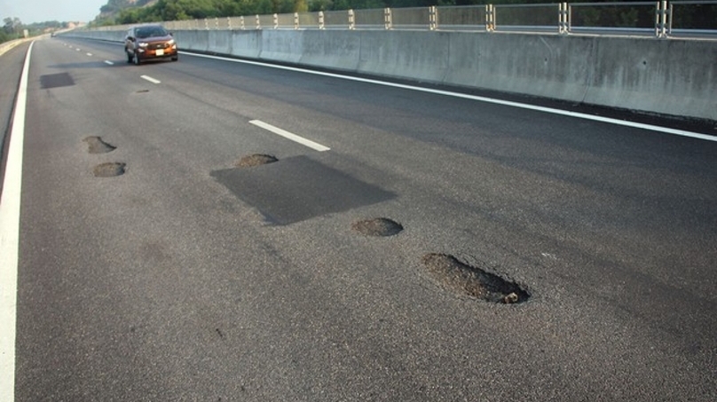 Potholes on a section of Danang-Quang Ngai Expressway. Photo courtesy of VOV.