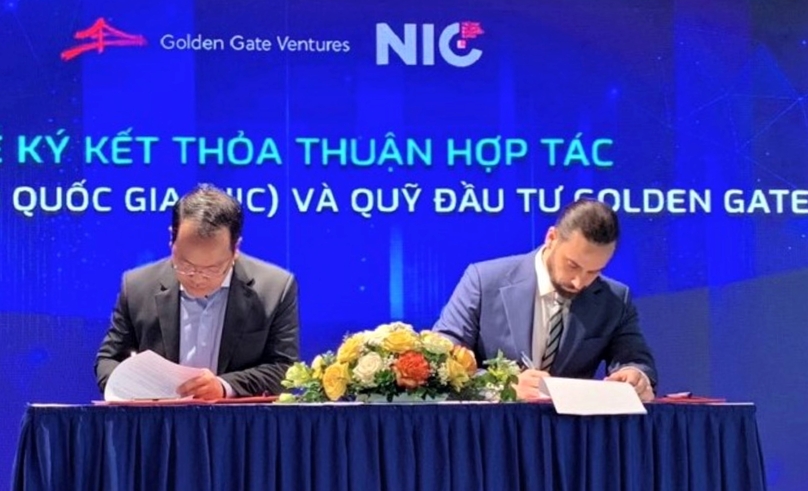 Golden Gate Ventures’ founding partner Vinnie Lauria (R) and Vu Quoc Huy, director of Vietnam’s National Innovation Center, sign a partnership agreement in Hanoi on May 30, 2022. Photo courtesy of NIC.