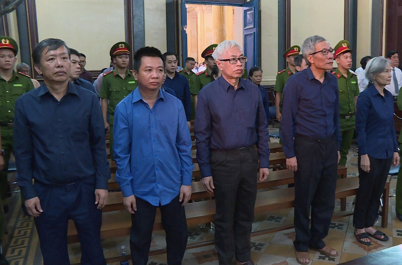 Tran Phuong Binh (3rd, left), former CEO of Dong A Bank, and other defendants in court on December 20, 2018. Photo courtesy of Vietnam News Agency.