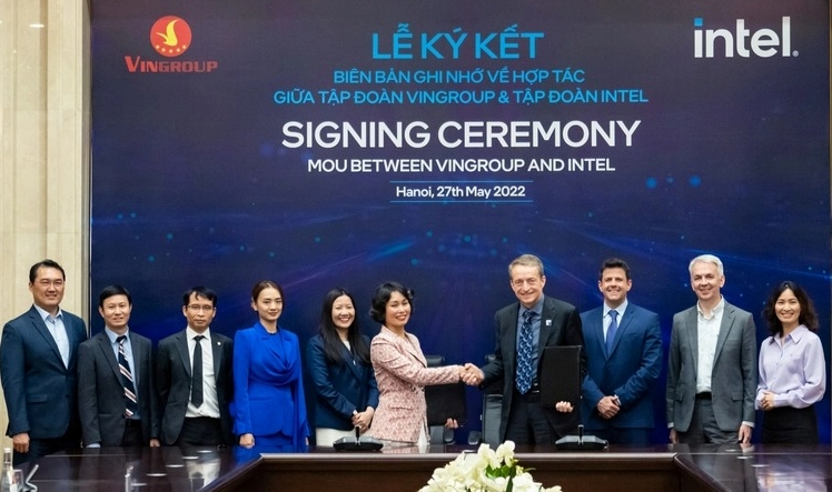 Vingroup Vice Chairwoman Le Thi Thu Thuy shakes hands with Intel CEO Pat Gelsinger at the signing ceremony in Hanoi on May 31, 2022. Photo courtesy of Vingroup.
