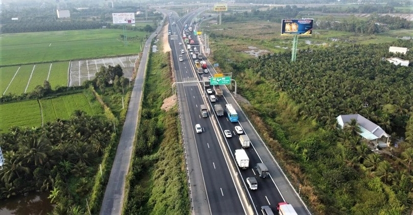 An expressway section in Mekong Delta. Photo courtesy of Thanh Nien newspaper. 