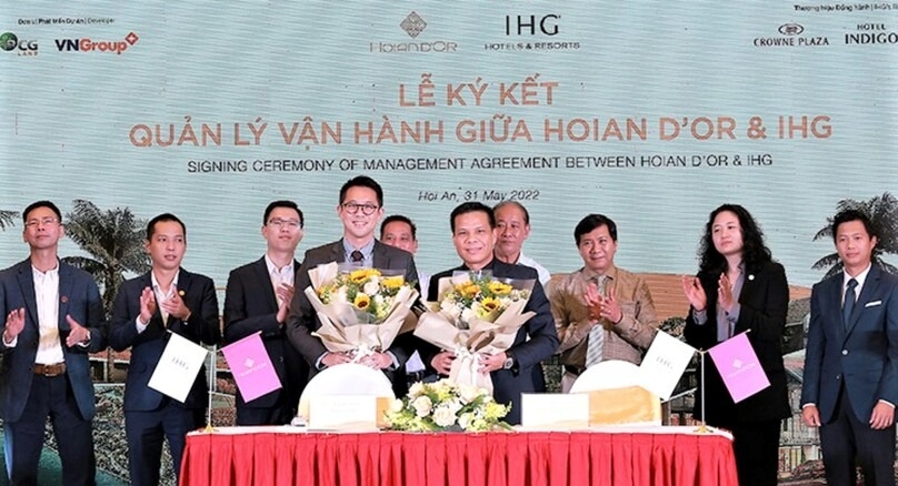Bryan Chan, senior director, Development, South East Asia & Korea, IHG Hotels & Resorts (front, left) stands next to Con Bap Ecological Tourist Co. CEO Vu Van Thanh at the signing ceremony in Hoi An on May 31, 2022. Photo courtesy of IHG.